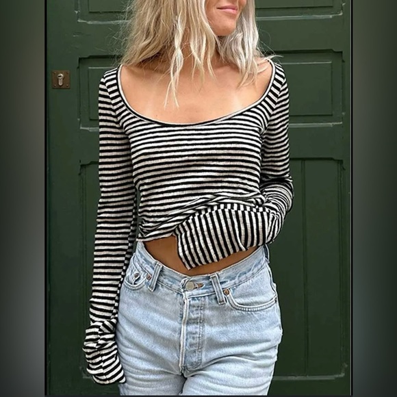 Hollister Tops - HOLISTER MEDIUM LONG SLEEVE CROP TOP